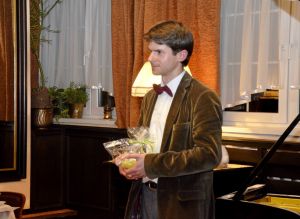 1246th Liszt Evening - Parlour of Four Muses in Oborniki Slaskie, 7th Apr 2017.<br>    Roman Salyutov with a traditional gift from the management of the Parlour on the occasion of the upcoming Easter. <br> Photo by Waldemar Marzec.